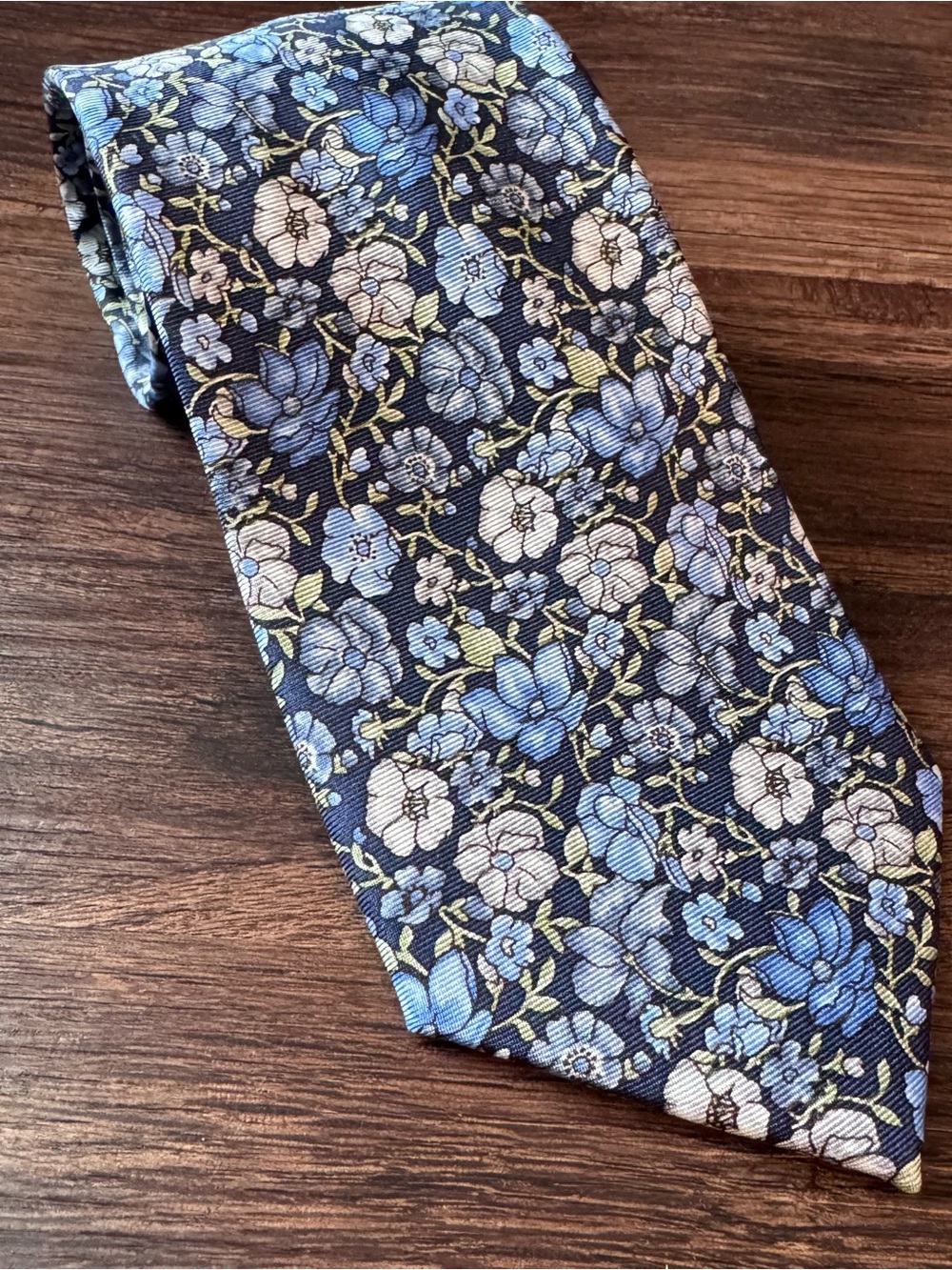 Jos A Bank Mens Neck Tie 100% Silk Floral Blue New With Tags